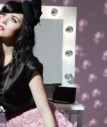 Image: Katy Perry, singer, girl, mirror, sitting, posture