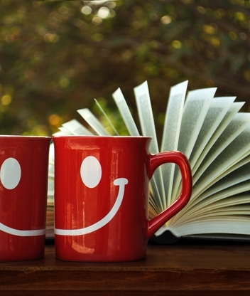 Картинка: Кружки, улыбка, настроение, красный, книга, листы
