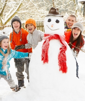Картинка: Семья, зима, снег, веселье, забава, дети, улыбка, настроение