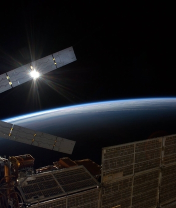 Image: ATV-5, cargo ship, space, expanse, earth, sun