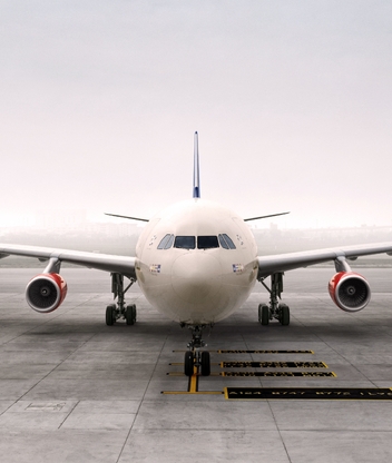 Картинка: Самолёт, Airbus, A340, пассажирский, крылья, двигатели, площадка, аэродром, туман