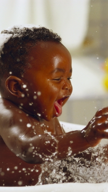 Картинка: Малыш, мальчик, негритёнок, вода, брызги, плещется, веселье