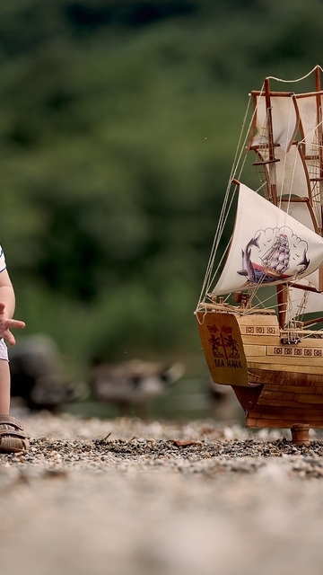 Картинка: Мальчик, ребёнок, корабль, паруса, игра, песок