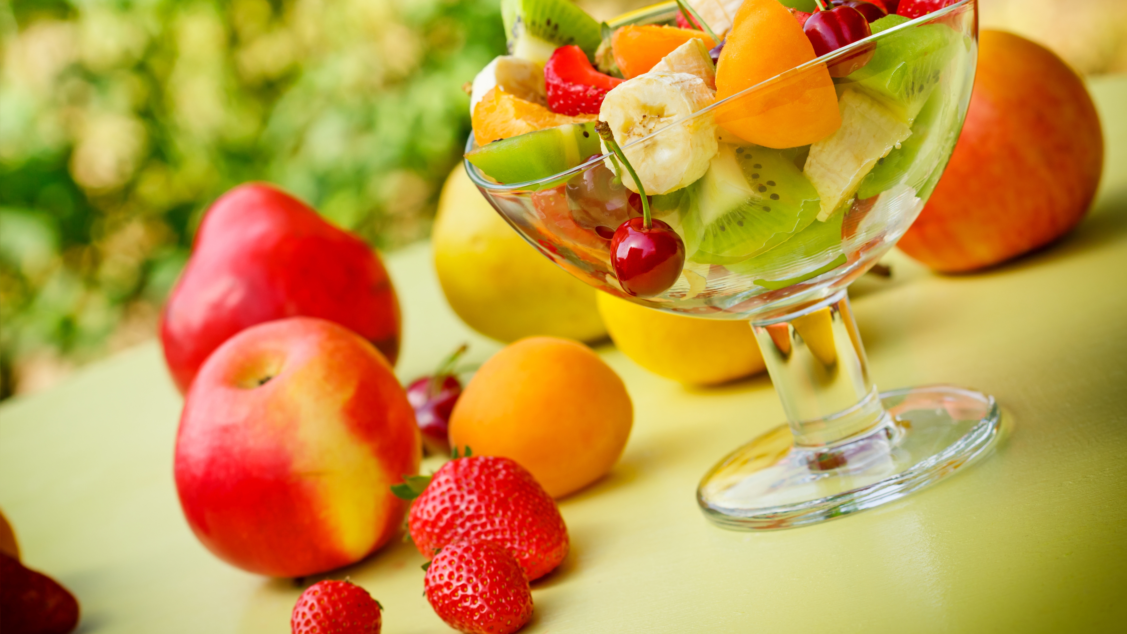 Картинка: Десерт, фрукты, банан, яблоко, клубника, абрикос, киви, черешня, ягоды
