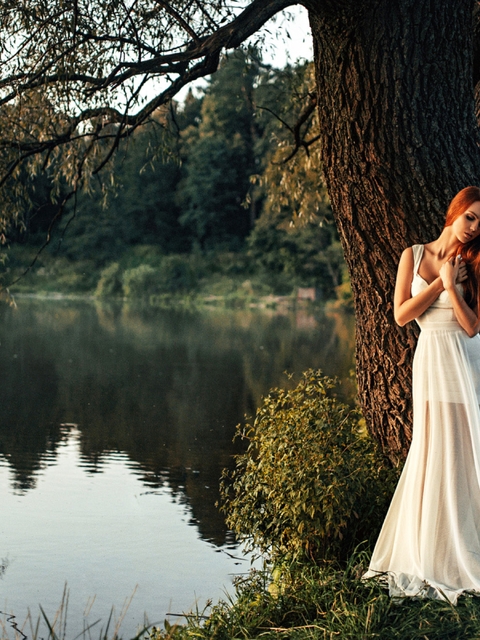 Картинка: Девушка, длинные волосы, белое платье, природа, озеро, вода, дерево, листва, отражение