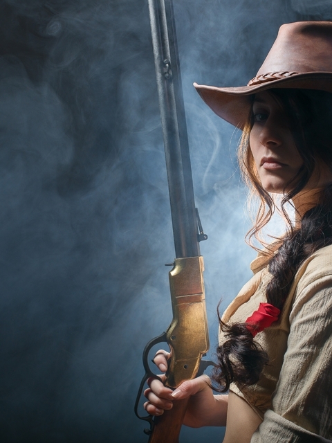Картинка: Девушка, оружие, винчестер, ковбойская шляпа, косичка, взгляд, брюнетка, дым, вестерн, стиль, запад