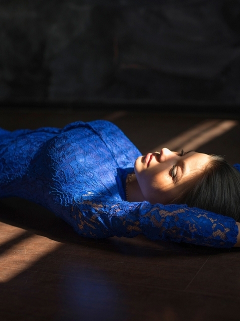 Картинка: Марина Шимкович, лежит, пол, синие платье, на спине, солнечный свет