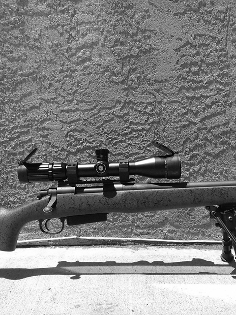 Картинка: Снайперская, винтовка, подставка, Remington 700, оптический прицел, стена, текстура