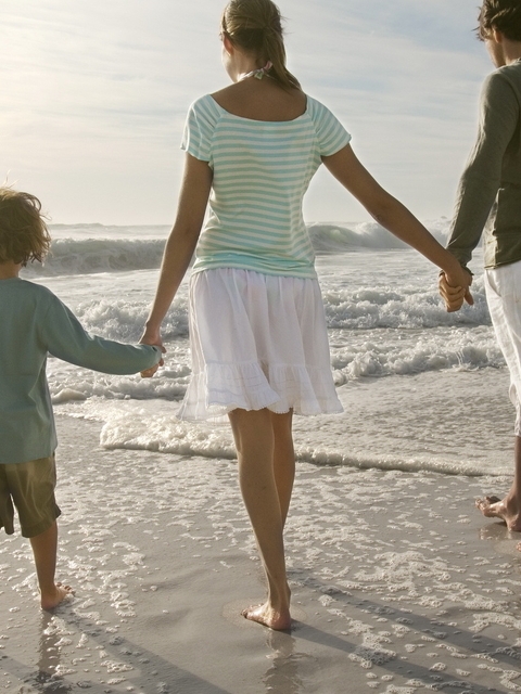Картинка: Семья, люди, папа, мама, дети, море, волны, морская пена, берег, песок