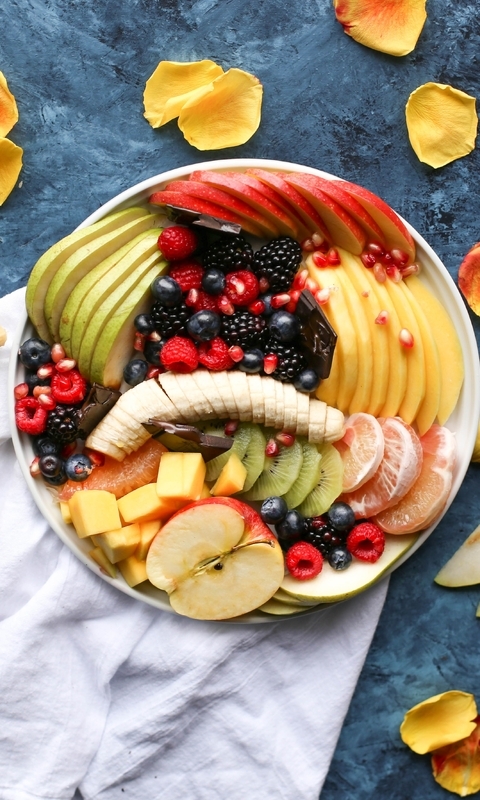 Картинка: Еда, фрукты, кусочки, шоколад, тряпка, стол, банан, ягоды, лепестки
