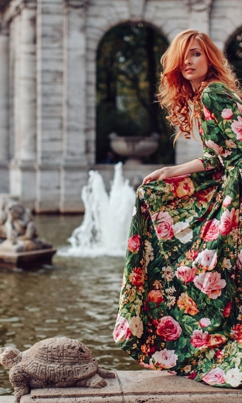 Картинка: Девушка, платье, рыжеволосая, вода, фонтан, черепаха