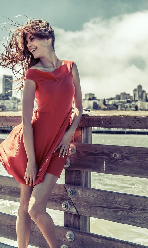 Картинка: Девушка, платье, красное, волосы, ветер, развивает, набережная, ограждение, город, небо
