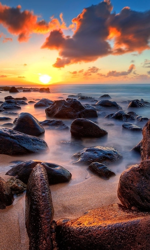 Картинка: Облака, закат, солнце, море, берег, камни, песок, пляж