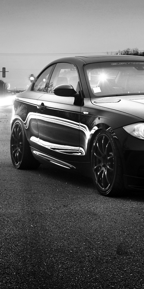 Картинка: BMW, чёрно-белая, колёса, фары, дорога, трасса, фонарь, светофор, освещение, деревья