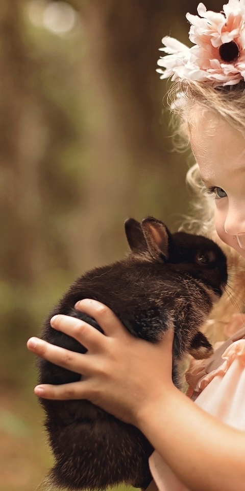 Картинка: Девочка, кролик, держит, смотрит, улыбается, настроение, волосы, венок, цветочки