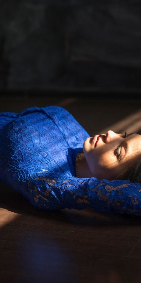 Картинка: Марина Шимкович, лежит, пол, синие платье, на спине, солнечный свет