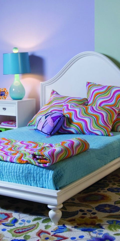 Картинка: Детская комната, кровать, полосатые подушки, цветочный ковер, торшер, свет, тумбочки