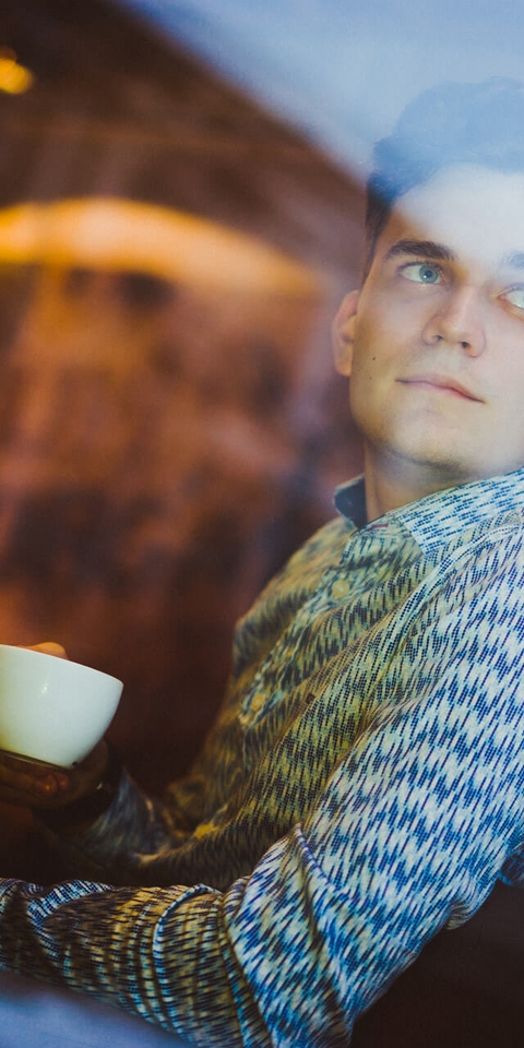 Картинка: Мужчина, лицо, взгляд, кафе, сидит, чашка, стекло, отражение