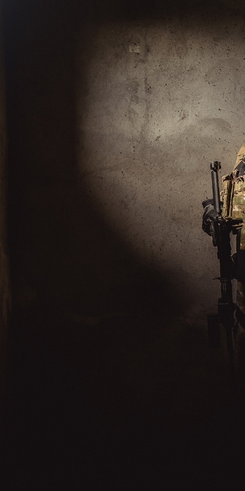 Картинка: Спецназ, боец, мужчина, форма, каска, отряд, автомат, оружие, флаг, Россия, укрытие, стены, окно, свет