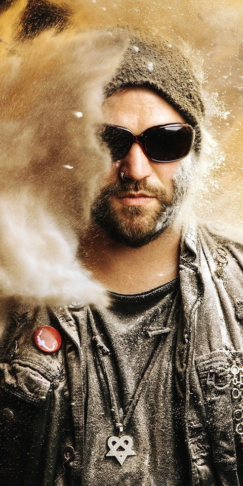 Картинка: Мужчина, борода, очки, шапка, пыль, песок, частицы, россыпь