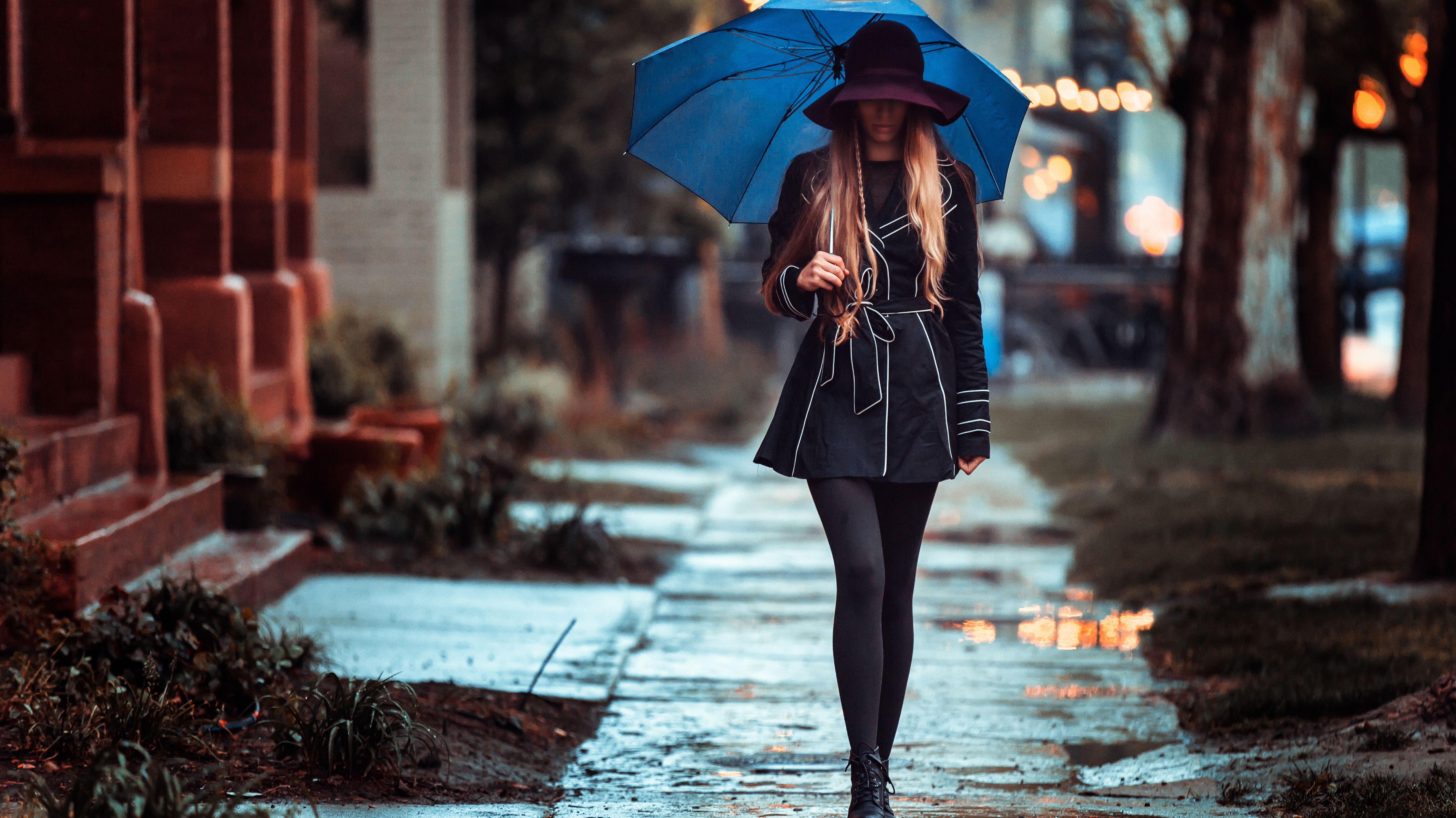 Картинка: Девушка, плащ, шляпа, зонт, идёт, улица, мокрый асфальт, дождь