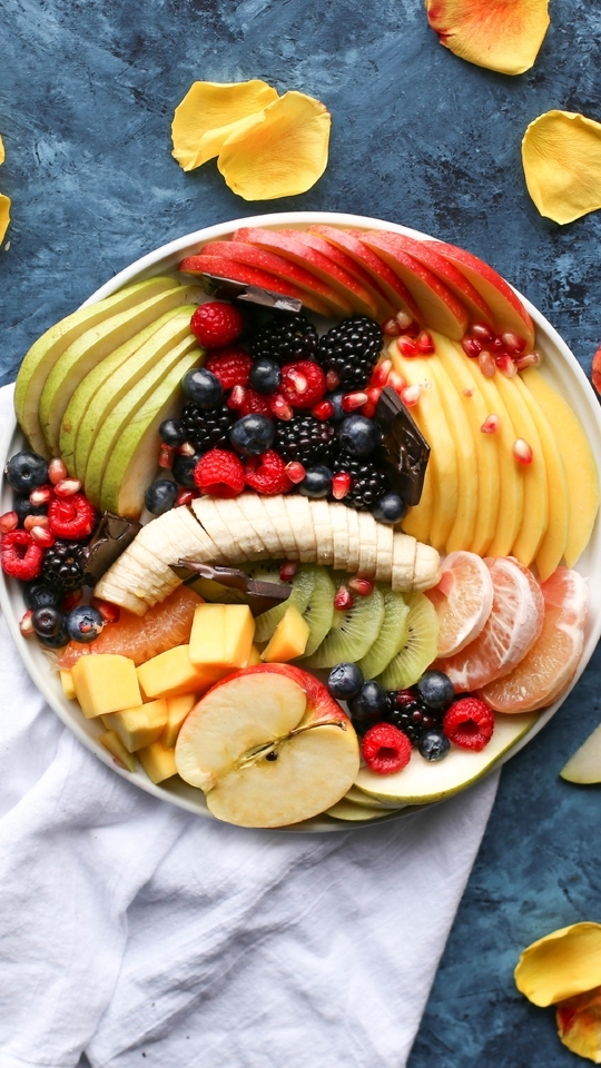 Картинка: Еда, фрукты, кусочки, шоколад, тряпка, стол, банан, ягоды, лепестки