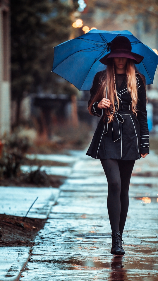 Картинка: Девушка, плащ, шляпа, зонт, идёт, улица, мокрый асфальт, дождь