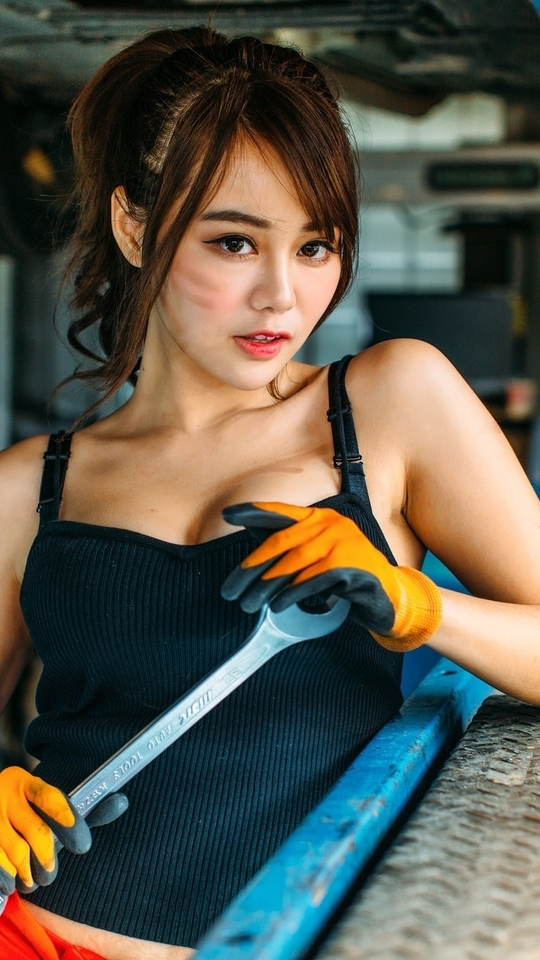 Картинка: Девушка, азиатка, ключ, перчатки, станки, железо, взгляд