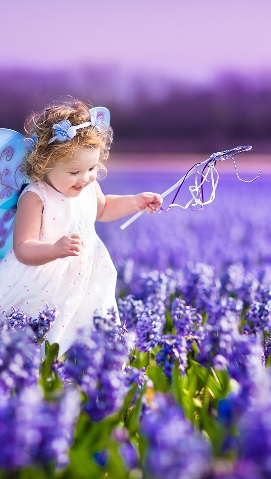 Картинка: Девочка, фея, крылья, волшебная палочка, платье, лаванда, цветы, поле, бежит