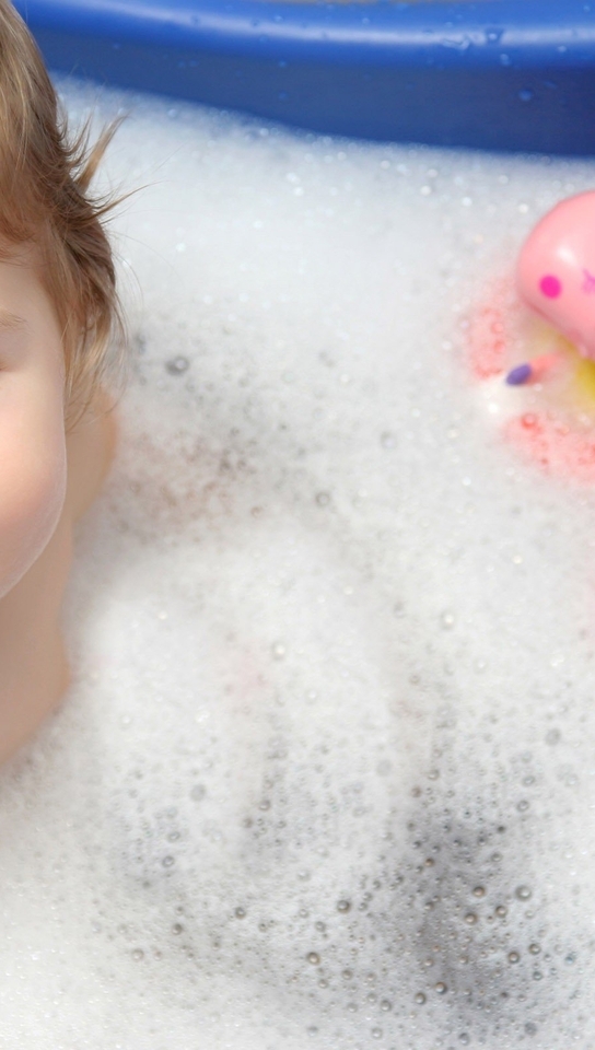 Картинка: Маленькая девочка, ребёнок, купание, ванна, пена, игрушки, радость, улыбка