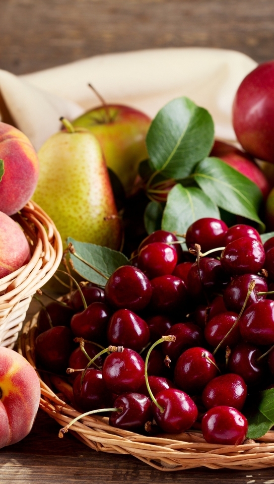 Картинка: Персики, груши, черешня, урожай, фрукты, ягоды, листья, корзинки