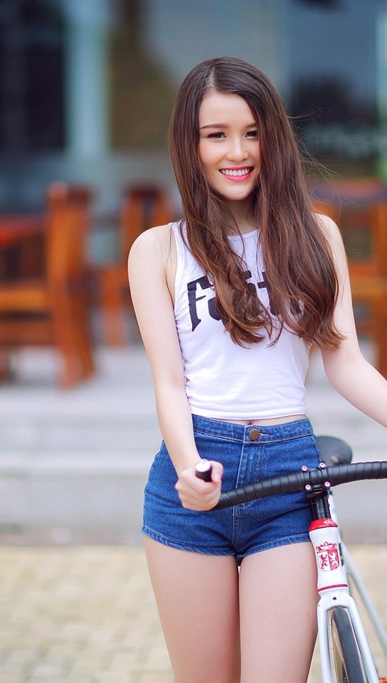 Картинка: Девушка, улыбка, велосипед, джинсовые шорты, ресторан