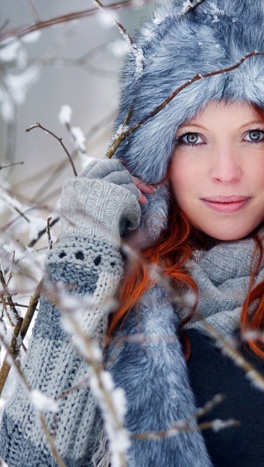 Картинка: Девушка, лицо, улыбка, рыжая, шапка, меховая, зима, ветки, снег