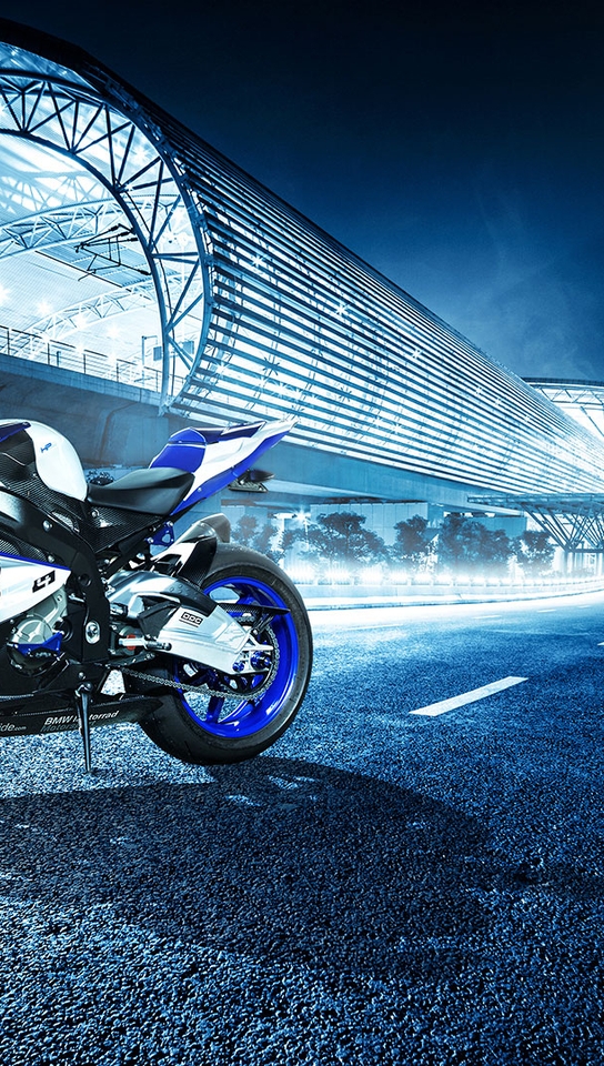 Картинка: BMW, мотоцикл, бело-синий, колёса, свет, дорога, разметка