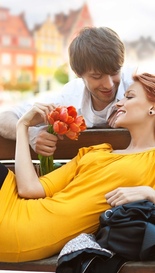 Image: Couple, man, woman, meeting, gift, flowers, bench
