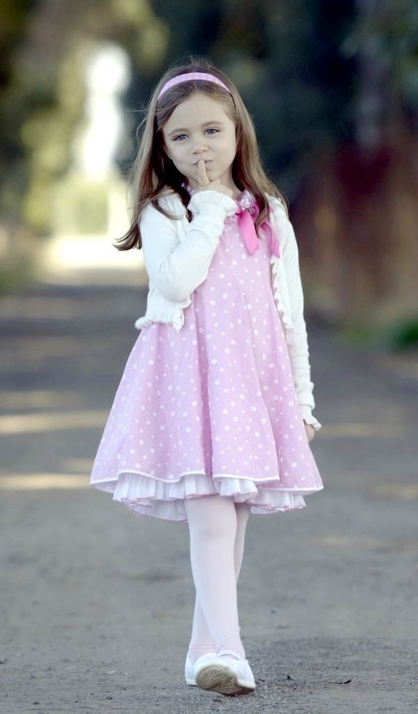 Картинка: Девочка, розовое платье, ободок, прогулка, дорожка
