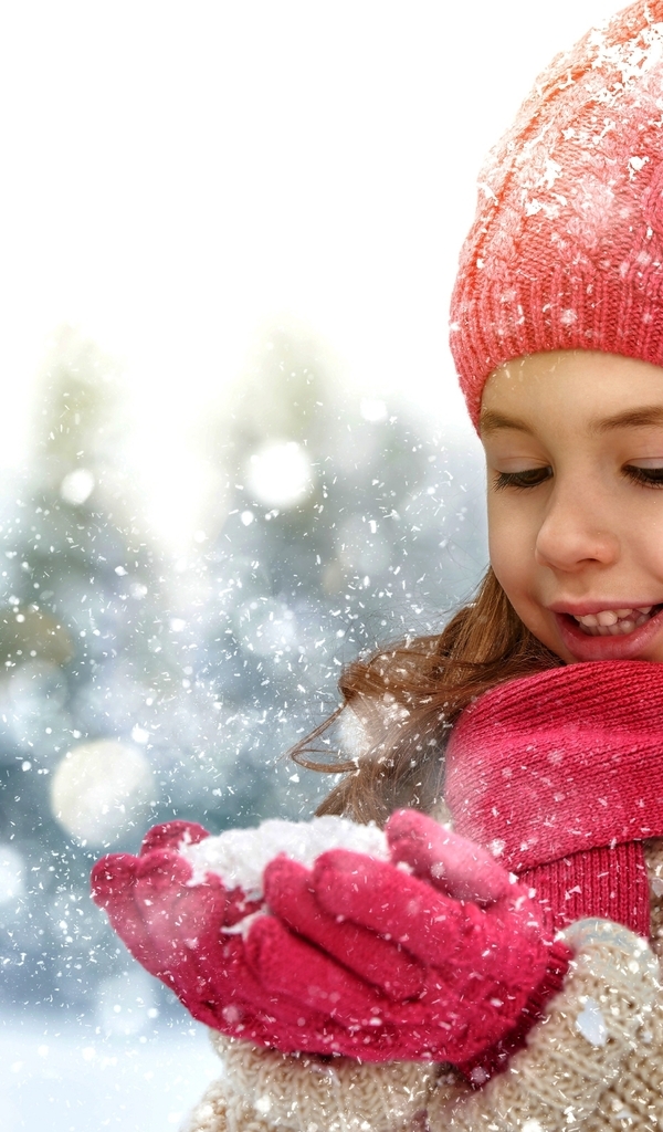 Картинка: Девочка, зима, снег, снежинки, падает, шапка, шарф, улыбка, настроение