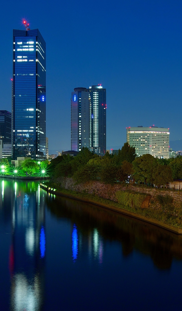 Картинка: Ночь, город, Осака, Япония, высотки, небоскрёб, река, канал, деревья, огни