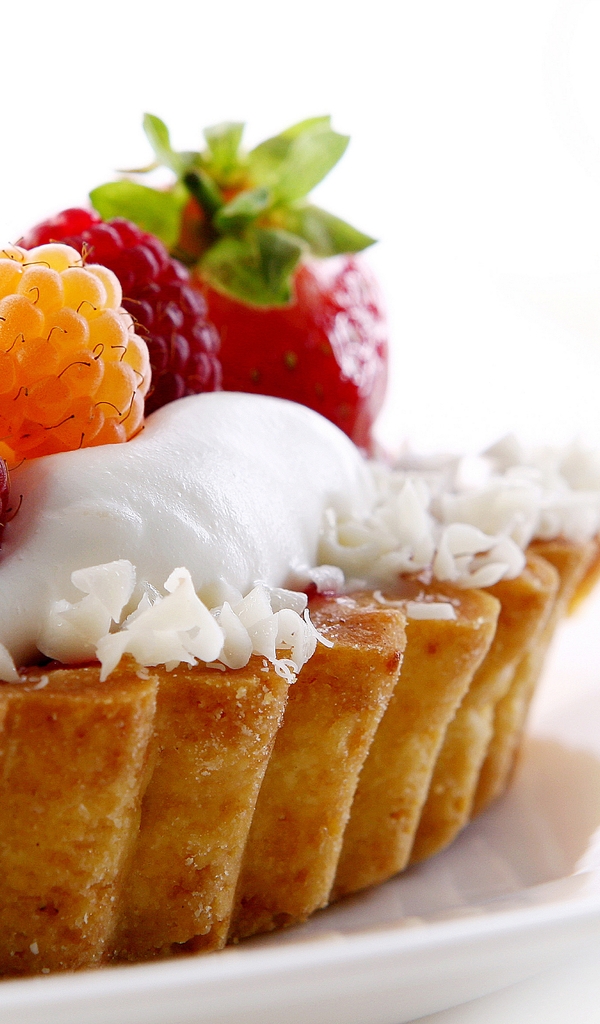 Картинка: Пирожное, десерт, малина, ягоды, белый фон