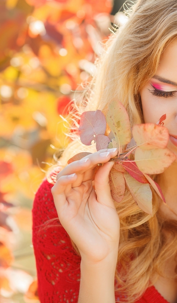 Картинка: Девушка, блондинка, макияж, ресницы, лицо, осень, листва