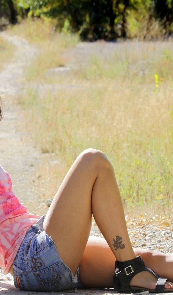 Image: Brunette, legs, shorts, pink tank top, sandals