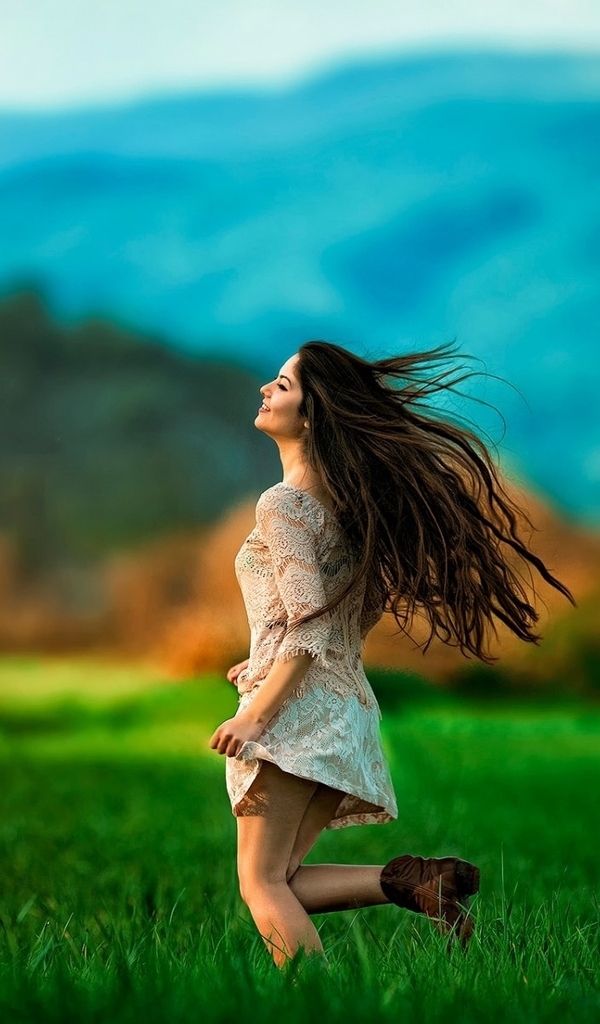 Картинка: Девушка, брюнетка, бежит, волосы, размытость, поле, лето