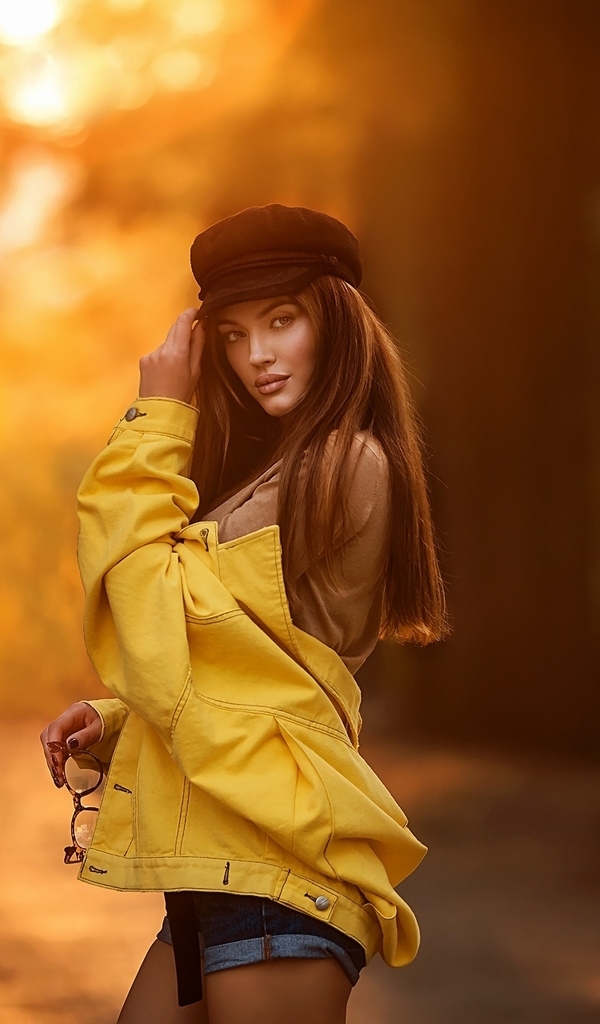 Картинка: Девушка, кепка, жёлтая, куртка