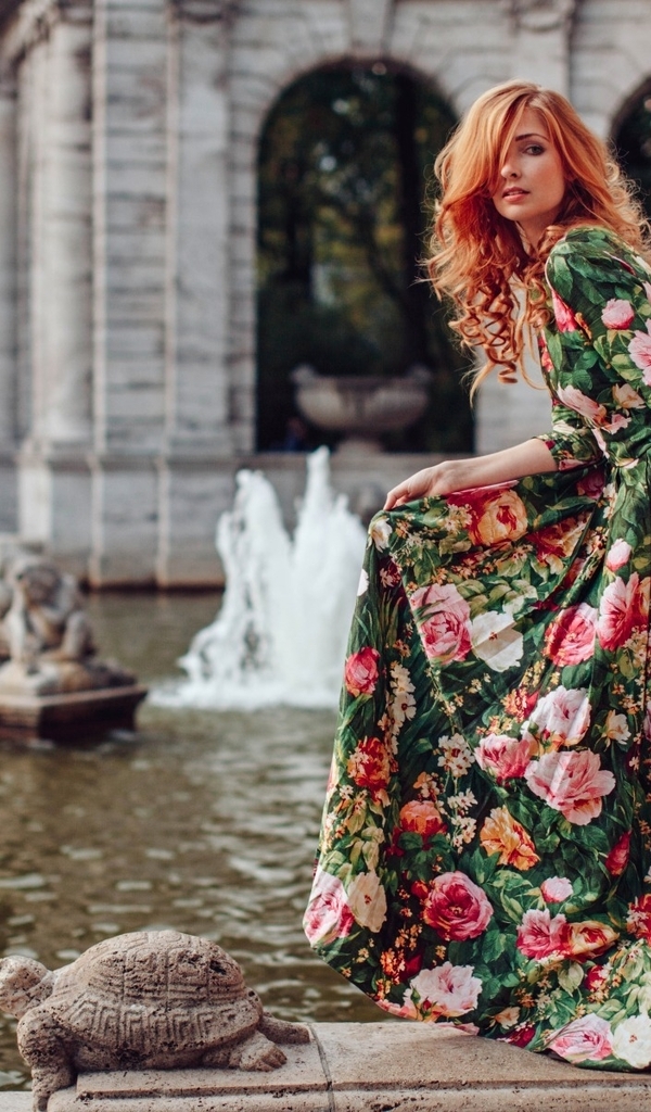 Картинка: Девушка, платье, рыжеволосая, вода, фонтан, черепаха