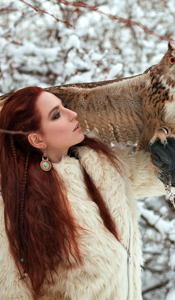Картинка: Девушка, рыжеволосая, перчатка, птица, ушастая сова, филин, крыло, ветки, зима