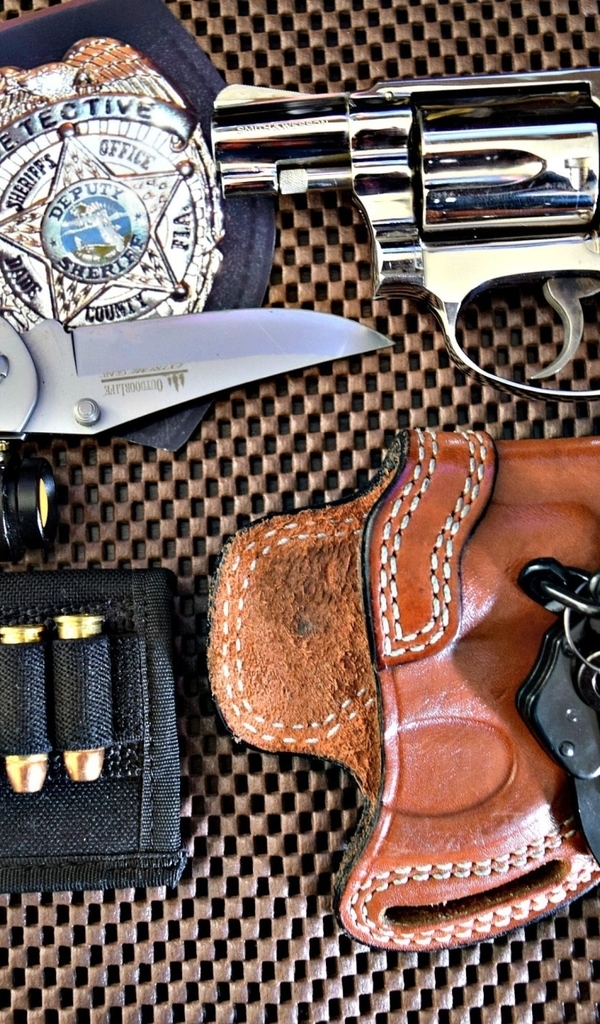 Картинка: Патроны, кобура, фонарик, нож, значок, пистолет, обойма, патроны, наручники, ключи