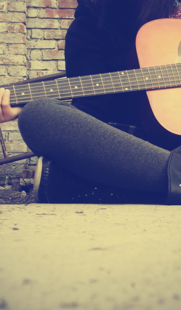Картинка: Девушка, сидит, гитара, струны, играет, кирпичная стена