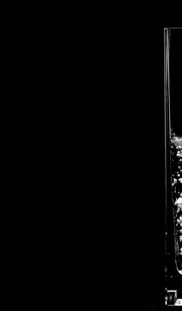 Картинка: Стакан, вода, прозрачный, струя, пузырьки, чёрный фон, минимализм