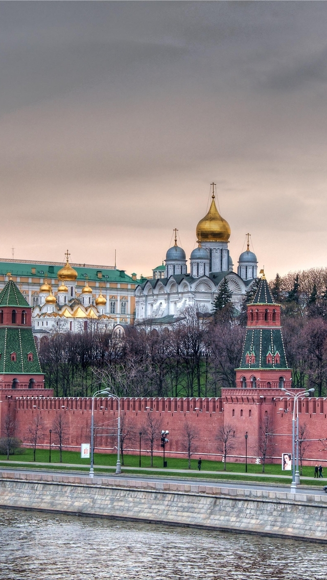 Image: Russia, Moscow, Kremlin, flag, wall, river, water, waterfront