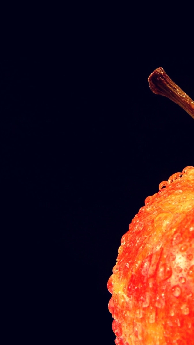 Картинка: Яблоко, капли, чёрный фон